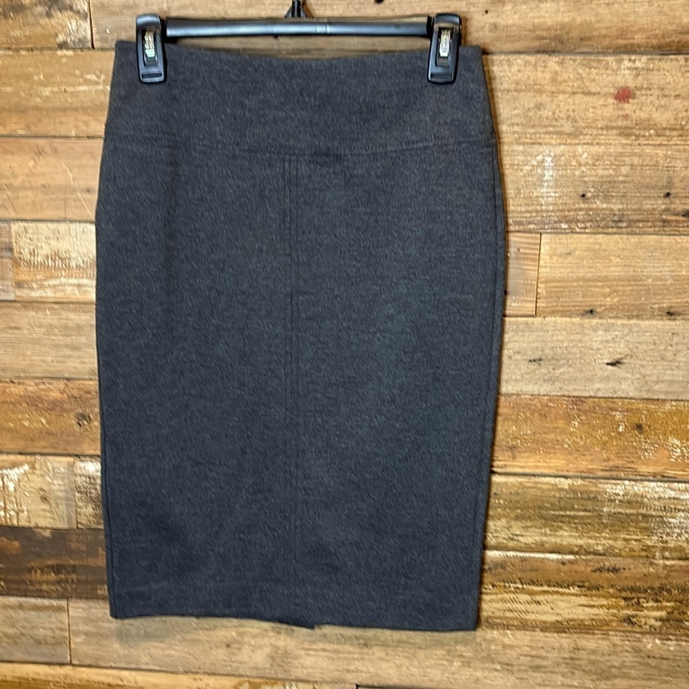 ANN TAYLOR gorgeous, formfitting, pencil skirt